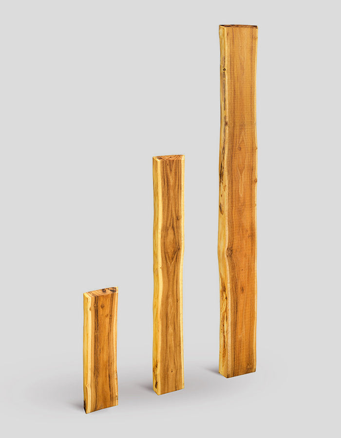 Schuttingplanken van boomstam (met natuurlijke rand), afgeschuinde uiteinden, van robiniahout