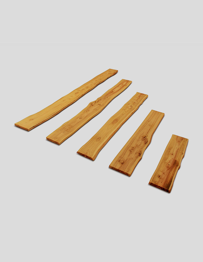 Planken van robiniahout, geschaafd, met natuurlijke rand