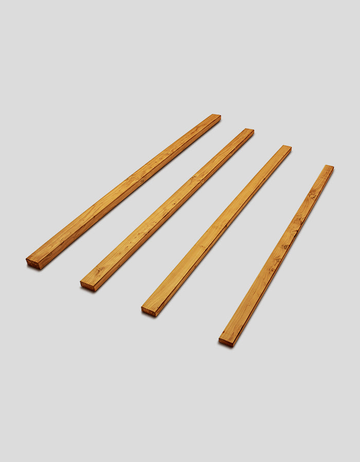 Planken van robiniahout, geschaafd en geschuurd