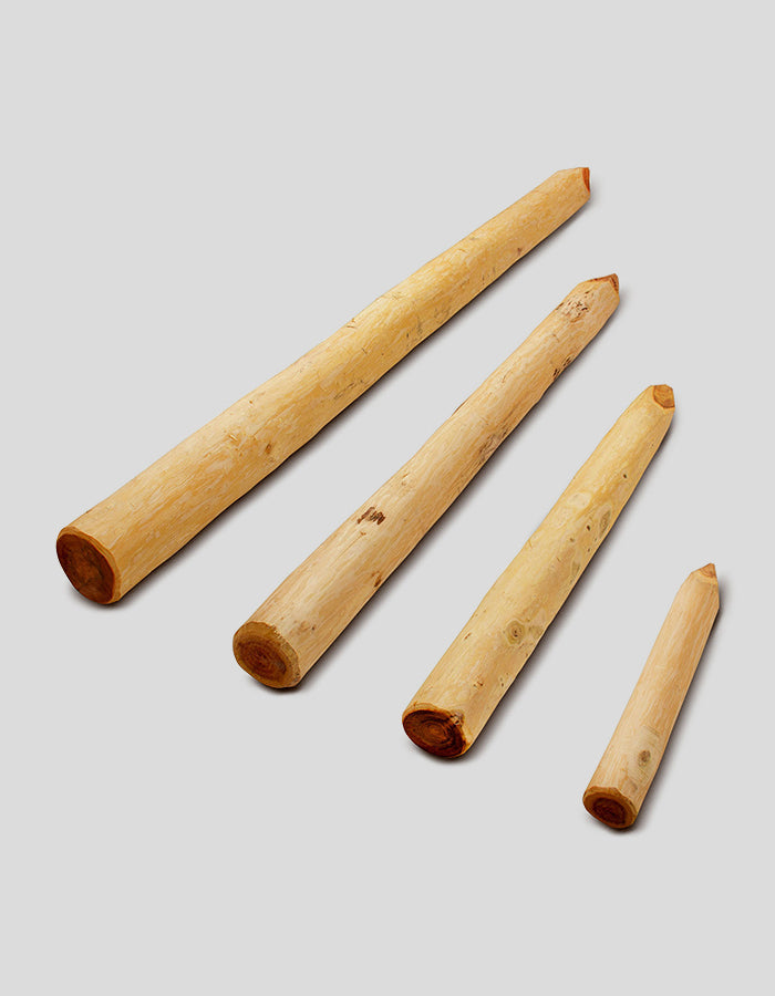 Ronde houten palen met punt, extra recht, geschild en geglad, van robiniahout