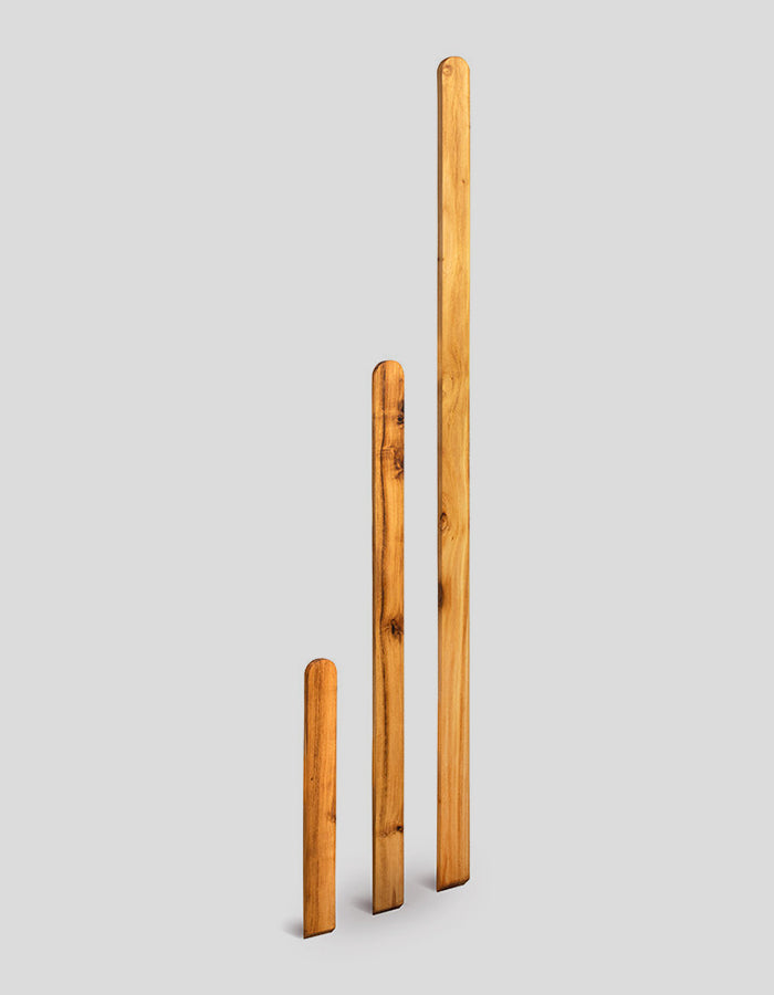 Schuttinglatten/planken rechthoekig (met rechte randen), geschuurd, bovenaan halfrond, onderaan afgeschuind, van robiniahout.