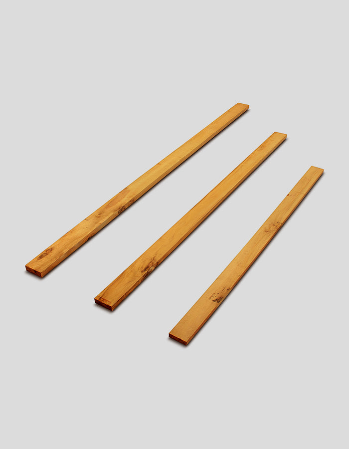 Planken van robiniahout, ruw gezaagd