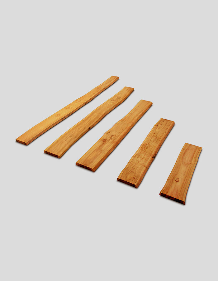 Planken van robiniahout, ruw, met natuurlijke rand
