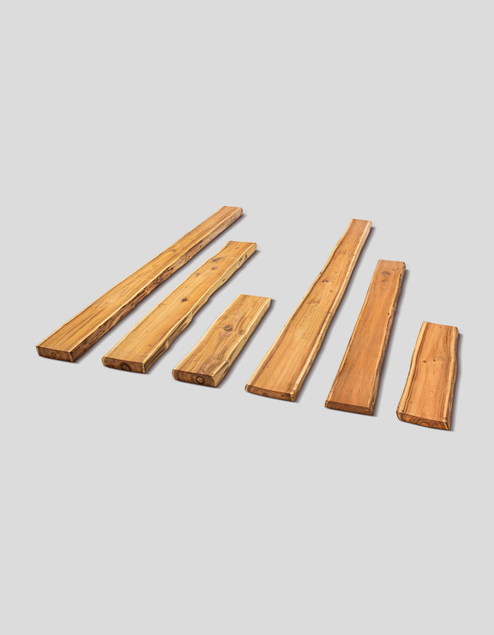 Planken van robiniahout, ruw, met natuurlijke rand
