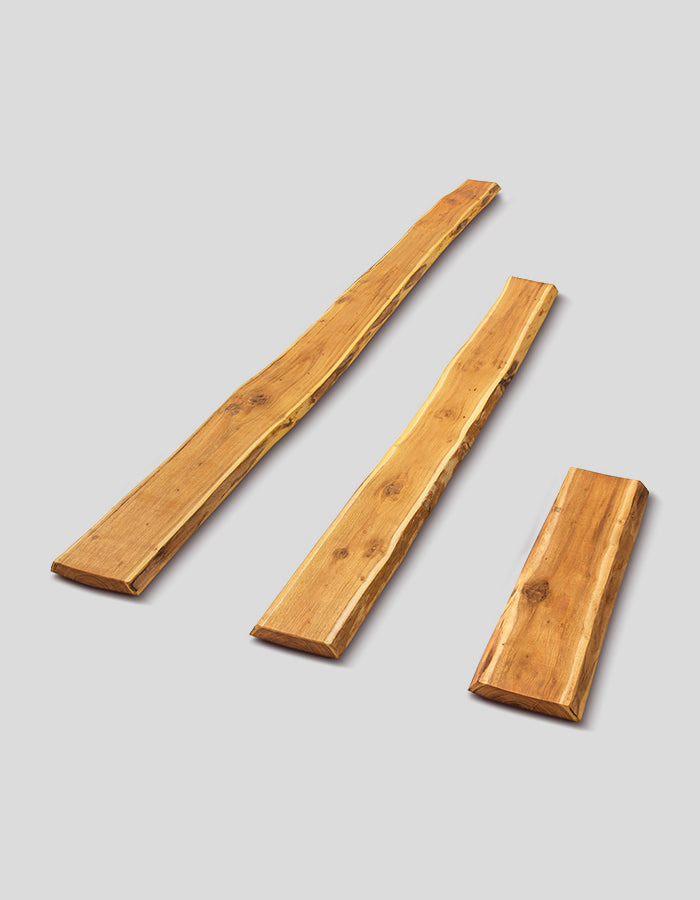 Planken van robiniahout, geschaafd, met natuurlijke rand