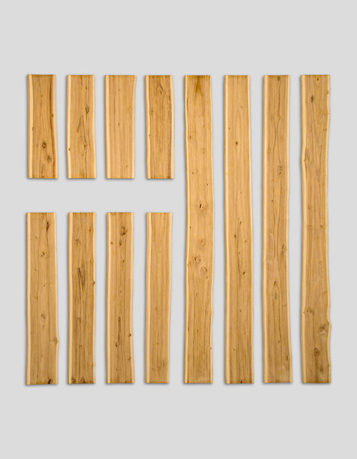Gevelbekleding van houten latten, natuurlijke rand, geschuurd, van robiniahout