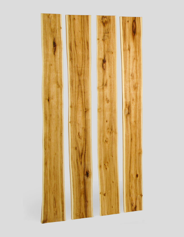 Ruwe boomstamplanken met natuurlijke randen; randen geschild en geglad, van robiniahout